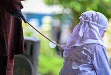 혼전 성관계 들켜 '공개 채찍질 100대'…27대 맞은 여성은 실신도