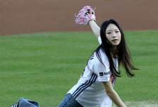 [포토] 두산 찐팬 임리원의 시구