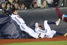 [포토] 박찬호-박지훈 '놓쳤지만 허슬두'