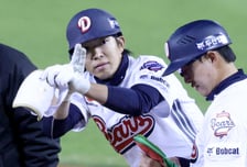 [포토] 김민석 '세리머니 스킵하면 벌금이니까'