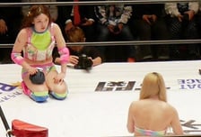 "감히 女 프로레슬링을 모독해?" 日 미녀 스타, 경기 중 춤추고 장난치다 '망신살'... 결국 무릎 꿇고 사과