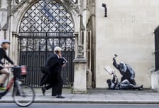 정체 드러난 '얼굴 없는 화가' 뱅크시…과거 '21만원' 결혼식 화제