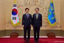 이 대통령, 김성식 국민경제자문회의 부의장에 '위촉장' 수여