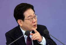 이재명 대통령, '부산 출마설' 하정우에 "넘어가면 안돼"