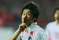 "2층 올라가기도 어렵다" 국민 영웅 박지성, 무릎 이토록 심각한데 '또' 뛴다... "죽기 전 JI에 패스하고 싶어"