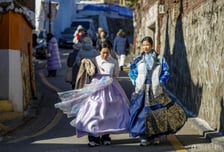 전통 입고 더 힙해졌다…북촌·서촌 'K헤리티지 상권' 부상