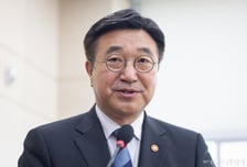 경찰청 찾은 윤호중 행안장관 "가짜뉴스에 무관용 대응해야"