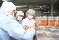 포장재 불안에 떠는 식품업계…정부, 라면·분유 공급 긴급 점검