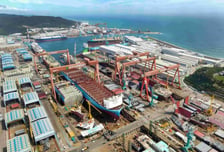 '울산 잠수함 화재' 실종 60대 청소업체 직원 발견..."접근 어려워"