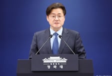 李대통령 사진 금지령?…홍익표 "당이 판단할 일, 靑 요청한 적 없다"