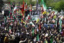 이란서 하메네이 추모식...'부상설' '사망설' 모즈타바, 또 안 보였다