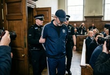 '충격 파문' 감독이 女 선수단 몰카 촬영 "부인과 자녀도 아는 사이인데..." 그런데 축구계 뻔뻔히 남는다