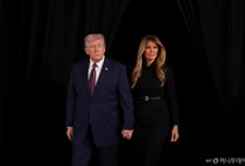 엡스타인이 트럼프 소개? 멜라니아 "난 피해자도 친구도 아니다"