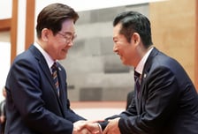 정청래 "대통령 사진·영상 지시 靑과 무관…누 끼쳐 죄송"