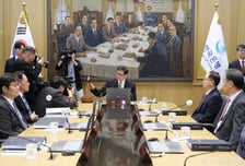 만장일치로 기준금리 동결…"전쟁으로 물가 상방압력, 성장 하방압력"