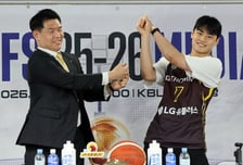 농구 감독·선수가 왜 야구 스윙을? "LG 세이커스·트윈스 동반 2연패 이루겠다" [KBL 미디어데이 현장]