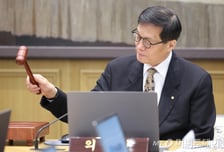 [속보]이창용 총재 "이란 사태 안정되면 환율 빠르게 내려갈듯"