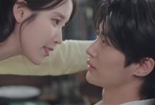 변우석 업고 황실 가는 아이유…안 될 수 없는 '21세기 대군부인'