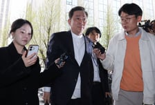 '13개 의혹' 김병기 7차 경찰 조사 출석…'묵묵부답'