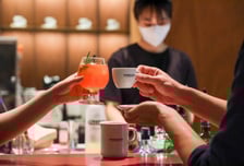 "술이요? 전 카페 가서 마셔요"...'알코올' 품은 커피, 2030 홀렸다