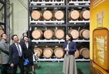 [TheTax]'990원 소주' 회사 찾아간 국세청…"수출 돕자" 직접 나선 이유