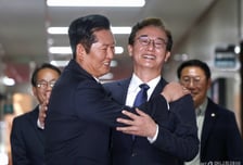 전재수 끌어안은 정청래…"부당한 공격 잘 견뎌줘 감사"