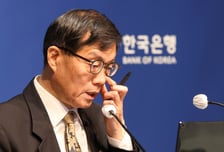 '성장'보다 '물가' 무게 둔 금통위…연내 금리 인상될까