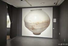 투박하고, 불균형하며, 제멋대로지만…달항아리는 눈길을 끈다