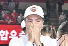 '눈물 펑펑→40초간 침묵' 전희철 SK 감독 "올 시즌 선수들이 정말..." [KBL PO 미디어데이 현장]