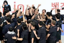 [포토] 4차전 승리 자축하는 현대캐피탈 선수들