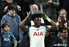 '손흥민 이후 그나마 좀 했는데' 쿠두스마저 부상 이탈 "월드컵 출전도 어렵다"... 강등 위기 토트넘 '초대형 악재'