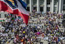 "오늘날 민주주의 후퇴, 인식 분열과 전략 혼선에서 비롯"