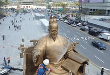 '새봄맞이' 광화문광장 세종대왕·이순신장군 동상 세척