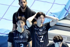 [포토]'1세트 벤치에' 레오와 허수봉