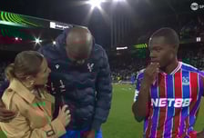 '남친 있는' 미녀 리포터에 과도한 스킨십... EPL 공격수, 인터뷰 내내 '강제 포옹' 논란 "골 넣고 사심 폭발"