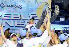 [포토]'트레블 대한항공' 헤난 감독,  헹가래는 짜릿하지