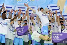 [포토]'MVP 정지석의 트로피세리머니는 특별하지!'
