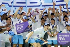 [포토]점프 준비 'MVP 정지석의 트로피세리머니는 특별하지!'