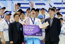 [포토]정지석에 MVP 시상한 조원태 KOVO총재