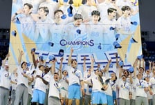 [포토]우승모자 던지며' 승리자축하는 대한항공선수들