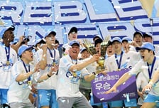 [포토]트로피세리머니 펼치는 헤난 감독