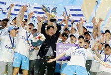 [포토]트로피세리머니 펼치는 조원태 대한항공 구단주