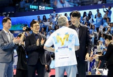 [포토]'헤난 감독에 금메달 걸어주고' 조원태 KOVO총재