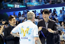 [포토]'헤난 감독에 금메달 걸어주고' 조원태 KOVO총재