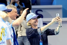 [포토]'아내와 함께 영상통화하는' 헤난 감독