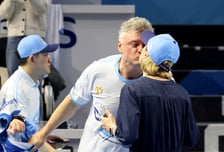 [포토]'아내와 키스하는' 헤난 감독