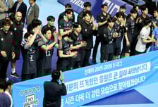 [포토]'팬들에 고마움 전하는' 현대캐피탈 선수들