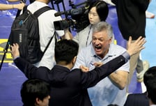 [포토]'조원태 구단주와 포옹하는'  헤난 감독