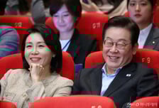 李 대통령 "영화 '내 이름은' 관람 함께 해주실 국민 여러분 기다린다"