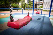 친구 그네 밀어주던 20대..."1.9억 배상해야" 놀이터에서 무슨 일